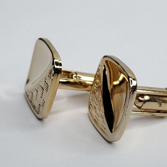 Vintage Goldtone Round Edge Square Cufflinks Basket Weave Concave Edge - Picture 2 of 3